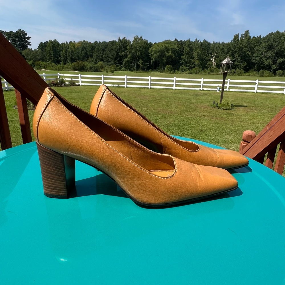 Gucci Vintage Tan Pumps